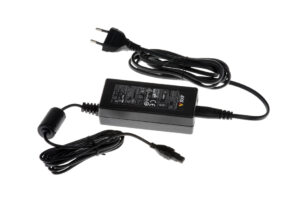 Ein schwarzes Netzteil mit einem europäischen Stecker und einem langen Kabel.
