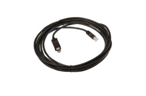 Schwarzes Ethernet-Kabel mit RJ45-Steckern an beiden Enden.