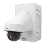 Ein weißes, wandmontiertes Überwachungskameragehäuse mit schwarz-verglaster Linse.