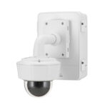 Weiße Überwachungskamera an einer Wandhalterung.