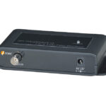 Videoverteiler der Marke Eneo mit einem Eingang und vier Ausgängen, schwarzes Gehäuse.