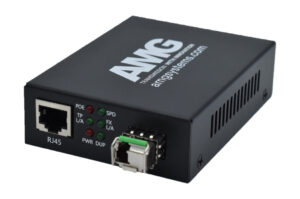 Ein schwarzer Netzwerk-Mediakonverter mit abgebildetem RJ45-Port und verschiedenen Status-LEDs.