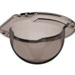 Eine halbtransparente, kuppelförmige Abdeckung mit Montageplatte und Schraublöchern.