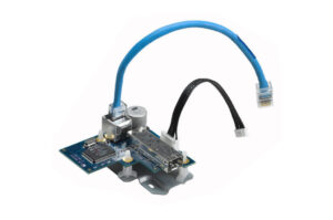 Elektronische Schaltung mit blauer RJ45-Netzwerkbuchse und blauer Leitung auf weißem Hintergrund.