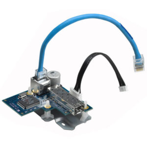 Elektronische Schaltung mit blauer RJ45-Netzwerkbuchse und blauer Leitung auf weißem Hintergrund.