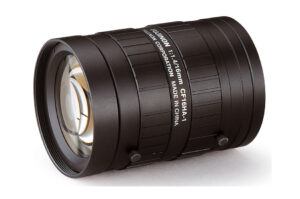 Ein schwarzes Kameraobjektiv mit der Aufschrift „Fujinon 1:1.4/16mm CF16HA-1“ und „Made in China“.
