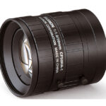Eine schwarze Fujinon CF50HA-1 Kameraobjektiv mit der Aufschrift "1:1,8/50mm" und "Made in China".
