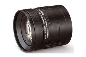 Eine schwarze Fujinon CF50HA-1 Kameraobjektiv mit der Aufschrift "1:1,8/50mm" und "Made in China".