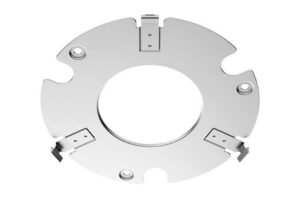 Ein rundes Metallbauteil mit zentraler Öffnung und mehreren Aussparungen am Rand, möglicherweise eine Halterung oder Befestigungsplatte.