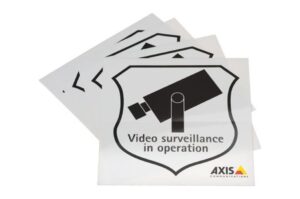Videoüberwachungsaufkleber mit dem Text "Video surveillance in operation" und einem Symbol einer Überwachungskamera.