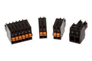 Vier schwarze elektrische Steckverbinder mit orangefarbenen Hebeln, nummeriert bzw. mit Buchstaben A und B gekennzeichnet.