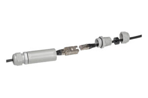 Ein in Einzelteile zerlegter wasserdichter Ethernet-Stecker mit Kunststoffgehäuse und Metallverbindungselementen.
