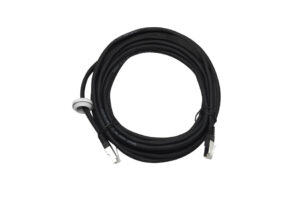 Schwarzes Ethernet-Kabel mit Steckern an beiden Enden, aufgerollt und mit Kabelbinder gesichert.