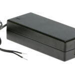 Ein schwarzes Netzteil mit einem zweiadrigen Kabel.