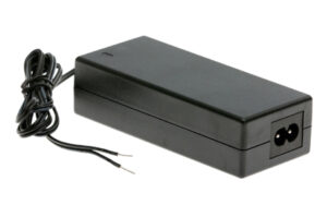 Ein schwarzes Netzteil mit einem zweiadrigen Kabel.
