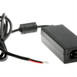 Schwarzes Netzteil mit Kabel und offenem Ende.