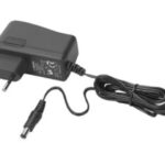 Ein schwarzes Netzteil mit einem Eurostecker und einem langen angeschlossenen Kabel.