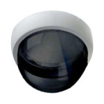 Eine Kuppelsicherheitskamera mit einer dunkel getönten Abdeckung.