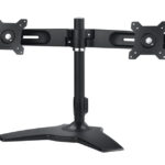 Zweiarmiger Monitorständer aus Metall mit V-förmigem Fuß und verstellbaren Halterungen.