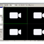 Ein Computerbildschirm zeigt eine Überwachungssoftware mit vier leeren Videofenstern. Links sind verschiedene Steuerungs- und Verbindungseinstellungen zu sehen.