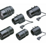 Sechs verschiedene Kameraobjektive mit Kabelanschlüssen, alle in schwarzer Farbe.