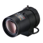 Objektiv mit schwarzem Gehäuse und großem Frontlinsenelement.