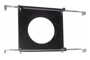 Ein quadratisches schwarzes Metallteil mit einem großen runden Loch in der Mitte und vier ausziehbaren Metallklammern an den Ecken.