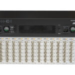 Ein Axis 07920 Chassis mit mehreren BNC-Anschlüssen und zwei Netzteileinheiten.