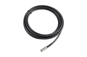 Ein schwarzes Kabel mit einem silbernen Stecker.