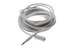 Graues Audiokabel mit 3,5-mm-Stecker.