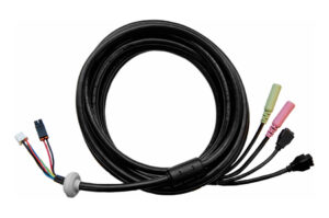 Ein schwarzes Kabel mit mehreren Steckverbindern, darunter zwei Audioanschlüsse in Grün und Rosa, sowie ein mehradriges Ende.