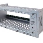 Ein metallener Kartenkäfig von "Comnet", geeignet für Netzwerkgeräte, mit Lüftungsschlitzen und Montageschrauben.