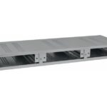 Silbernes Metallgehäuse mit Belüftungsöffnungen, geeignet für die Montage von elektrischen Komponenten, mit mehreren leeren Fächern.