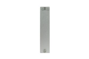 Metallplakette mit zwei Schrauben an den Enden.