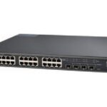 Ein schwarzer Netzwerk-Switch mit mehreren Ethernet-Ports auf der Vorderseite.