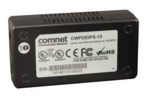 Ein PoE-Injektor von ComNet, Modell CWPOEIPS-15, mit verschiedenen Zertifizierungszeichen und einer Seriennummer auf dem Etikett.