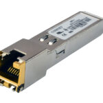Ein metallischer SFP-Transceiver mit RJ-45-Anschluss und Herstelleretikett.