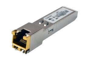 Ein metallischer SFP-Transceiver mit RJ-45-Anschluss und Herstelleretikett.