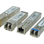 Vier verschiedene SFP-Module in einer Reihe, jedes mit einem unterschiedlichen Anschluss an der Vorderseite.