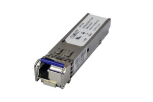 Ein SFP-Transceiver-Modul mit weißem Etikett und blauer Verriegelung.