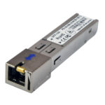 Ein SFP-Modul mit metallischem Gehäuse und einem Anschlussstecker, auf dem ein blaues Pfeilsymbol zu sehen ist.