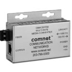 Ein silberner Multiraten-Mediakonverter von ComNet mit Anschlüssen für Glasfaser und Kupfer, inklusive Montageschiene.