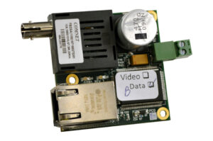 Elektronische Platine mit verschiedenen Komponenten, einschließlich eines Netzwerkanschlusses, eines großen Kondensators und eines beschrifteten Bereichs mit „Video“ und „Data“.
