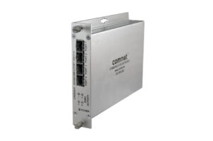 Ein silbernes Netzwerkgerät mit dem Logo von "comnet", vier Ethernet-Ports und LED-Anzeigen, beschriftet als "CNGFE4US 10/100/1000 4 PORT SWITCH".