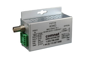 Ein Metallgehäuse eines Comnet FVT110 Mini Video Transmitters mit verschiedenen Anschlüssen und Beschriftungen.