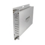 Eine silberfarbene, rechteckige Box mit der Aufschrift „Comnet FVR41 4 Channel Video Receiver“, die mehrere Verbindungspunkte für Videoeingänge und Strom hat.