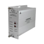 Ein silberner, digitaler Videoreceiver von Comnet mit vier Video- und zwei Datenkanälen, gezeigt aus einem Winkel, der die Bedienelemente und Anschlüsse an der Vorderseite darstellt.