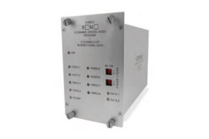 Ein graues elektronisches Gerät mit der Aufschrift "FVR812 8 Channel Digital Video Receiver" mit mehreren LEDs und Schaltern auf der Vorderseite.