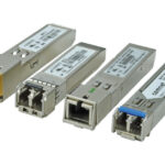 Vier modulare Glasfaser-Transceiver unterschiedlicher Bauart in einer Reihe.