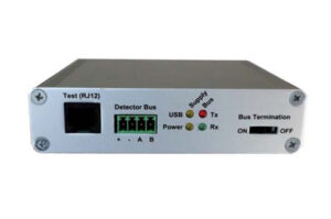 Ein silbernes elektronisches Gerät mit RJ12-Testanschluss, Detektorbus, USB-Leuchten, Bus-Terminationsschalter und weiteren Anschlussmöglichkeiten.